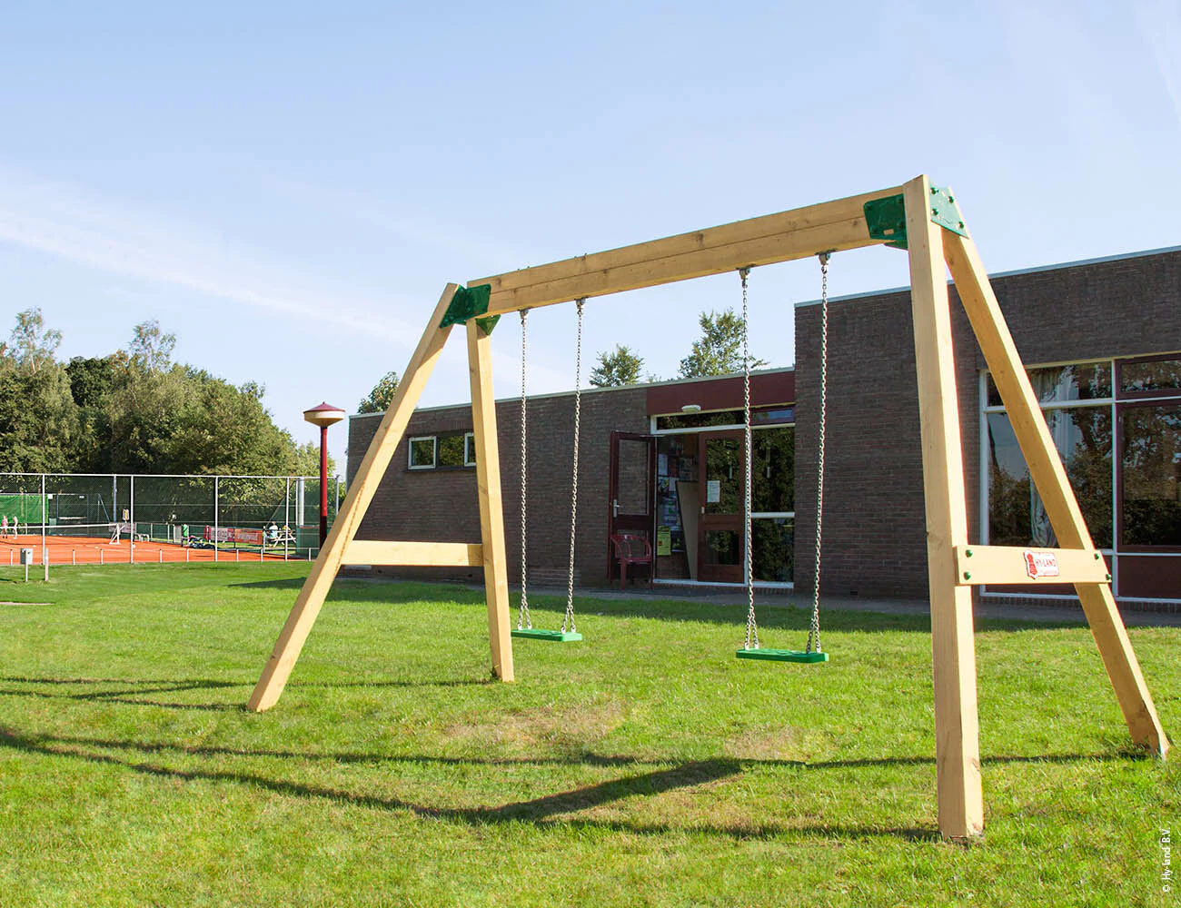 Hyland swing set (2 swings, chains and hooks) - Image 4